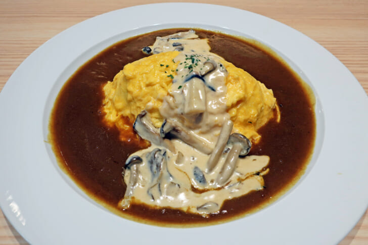 看板メニューの一つ4種のきのこクリームオムカレー