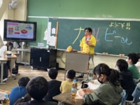 カルビーほか／神奈川県の小学校で使用済みプラスチック容器の回収実験