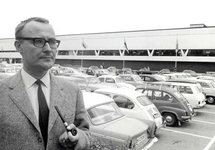 1958年に開業したイケア店舗1号店の前に立つイングヴァル・カンプラード