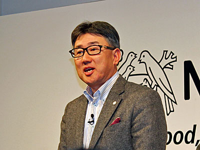 業績について説明する高岡浩三ネスレ日本代表取締役兼CEO