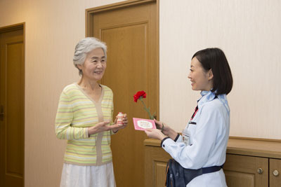 「敬老の日 お花プレゼント」訪問場面　イメージ