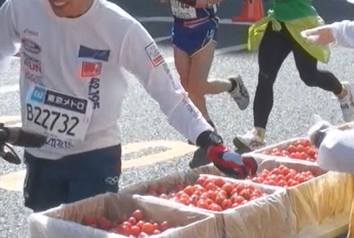 マラソン大会でトマトが給食される様子