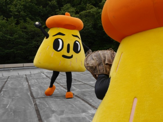 スリーポンキーズが始球式に