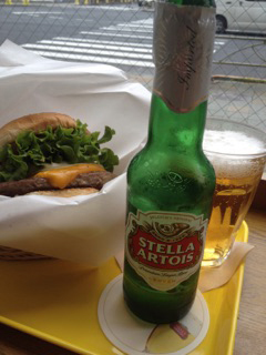 黒毛和牛バーガーとステラ・アルトワ