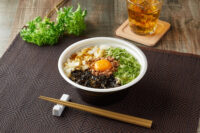 ファミリーマート／5種のだしと16種類スパイス使用「汁なしカレーうどん」