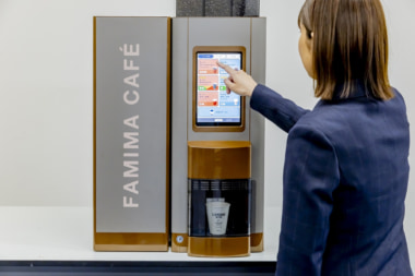 ファミマ／コーヒーマシン刷新、豆のひき方を9段階に