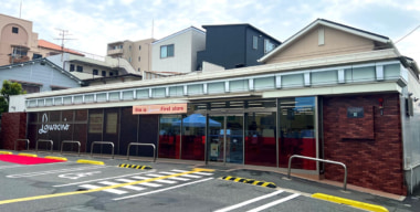 ローソン／1号店「桜塚店」をオープン当時の姿にラッピング