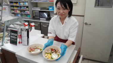 ローソン／ナチュラルローソンをリブランディング、カスタムサラダを実験販売