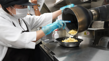 ローソン／「炒める」調理ロボを試験導入、できたてのチャーハンや野菜炒め提供