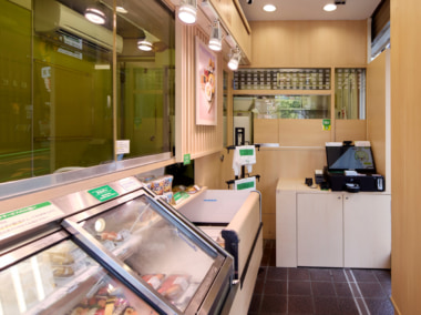 京樽・スシロー市ヶ谷店／TOUCH TO GOの無人決済システムを導入