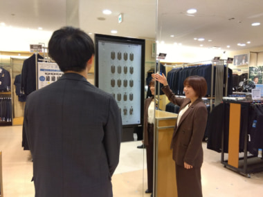 青山商事／ネット連携「デジラボ」全店導入完了、売場の再構築へ