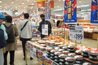 トライアル、西友／合同セール開催、PBの相互展開も開始