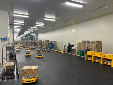 三菱食品／物流施設の低温作業エリアに仕分けロボット導入、30％生産性向上