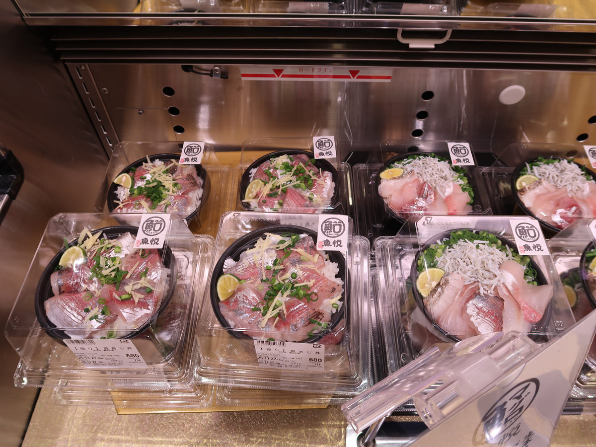 地元のアジやシラスを使用した丼