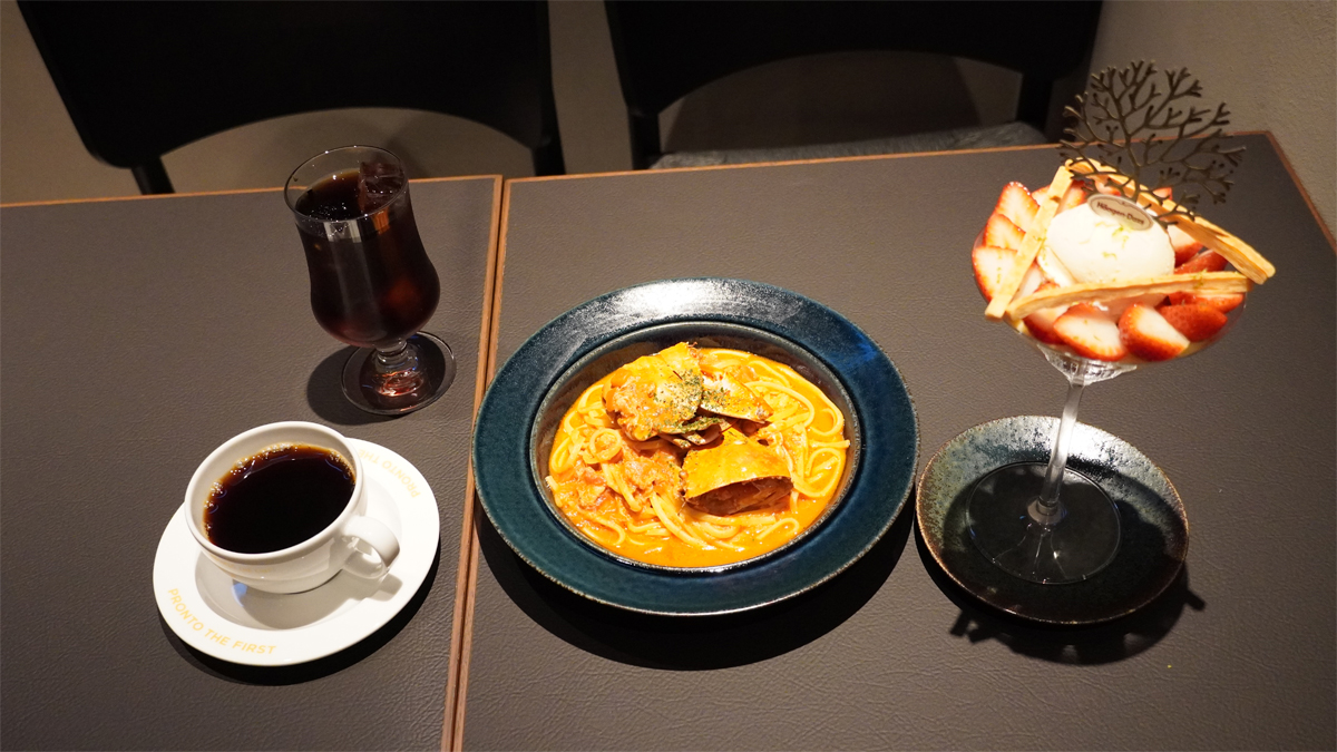 渡り蟹のトマトクリームやスイーツなどが並ぶ