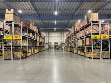 三菱食品×亀田製菓／菓子共同物流センター開設、年300台配送車両を削減