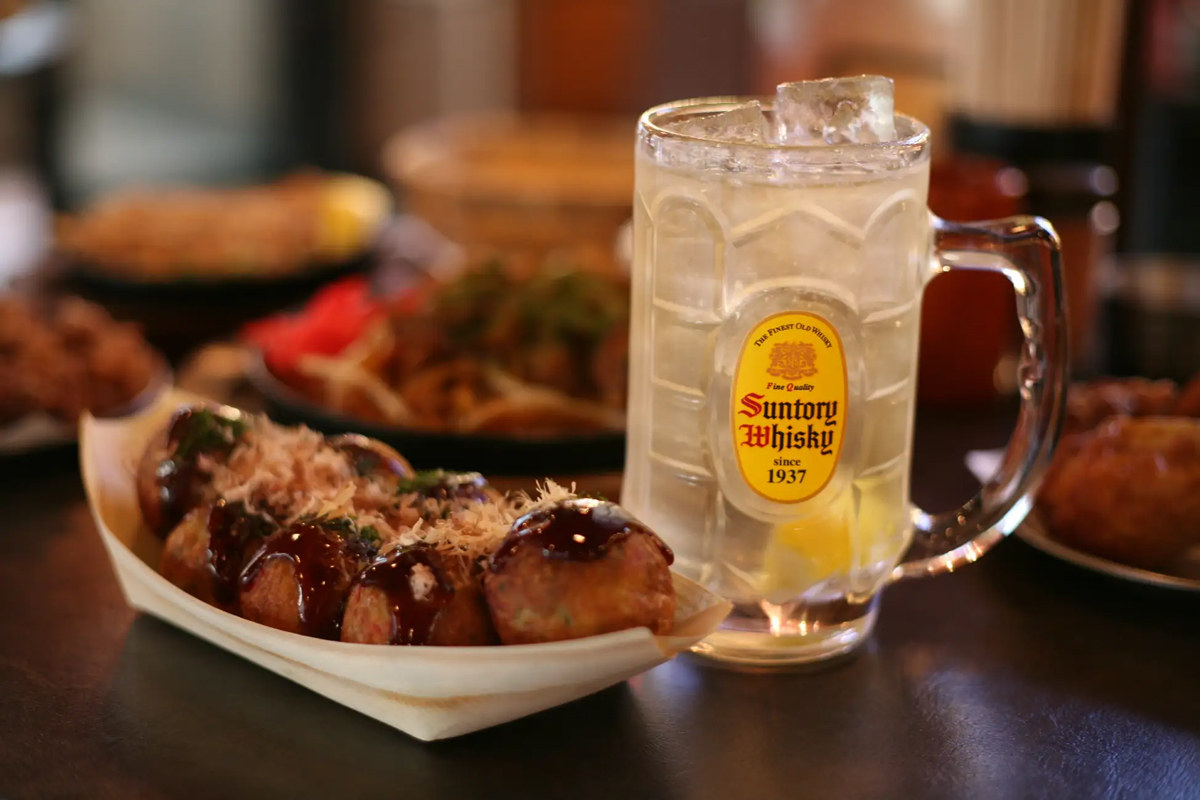 たこ焼きとお酒を気軽に楽しめる