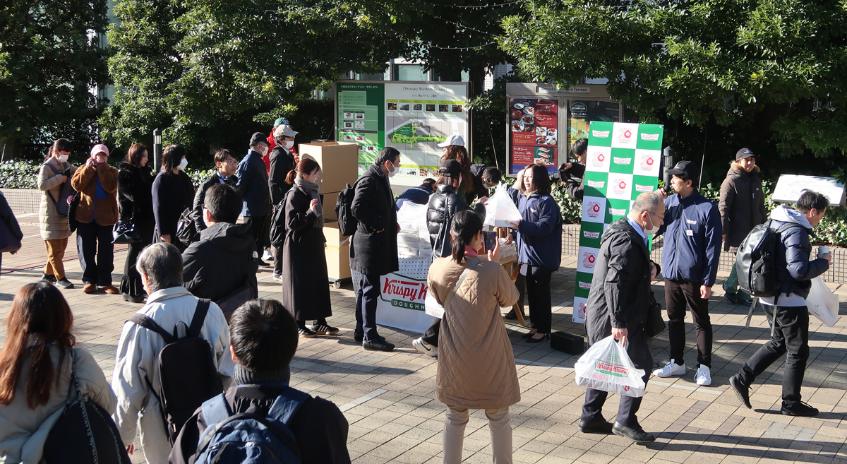 1万2000個のドーナツを無料配布