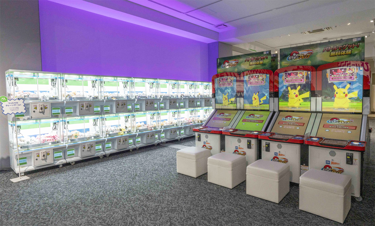 ファミマクレーンゲーム(左)とポケモンフレンダ