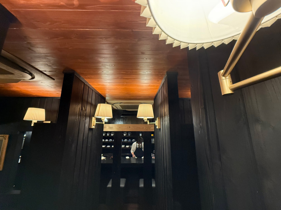 黒を基調とした店内