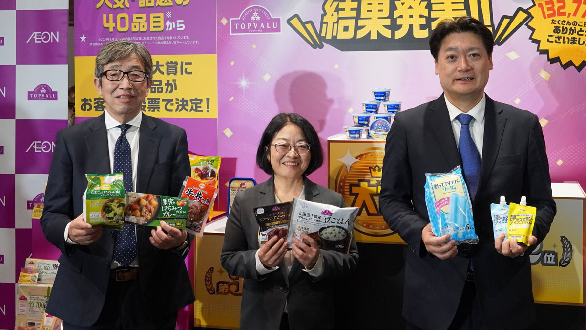 新商品をアピールする土谷社長(中央)ら