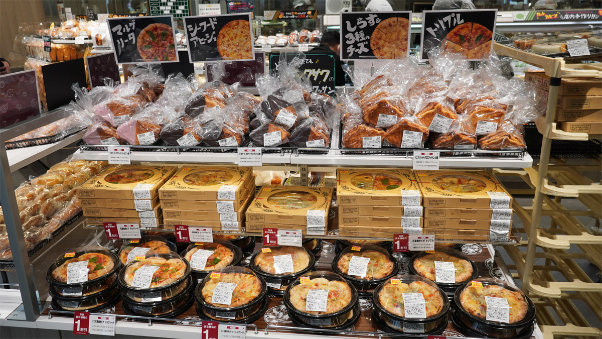 店内製造のピザ